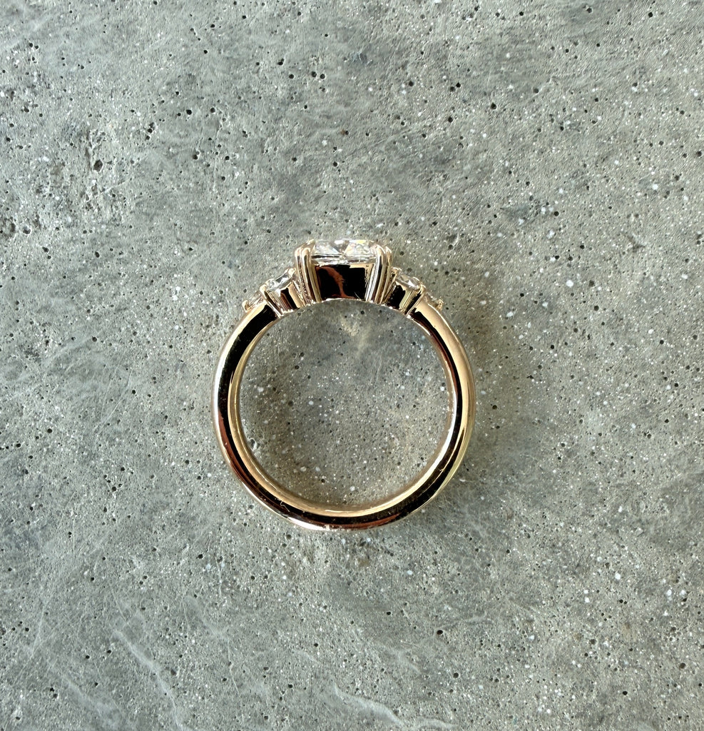 Cushion CARLOTTA Verlobungsring - MONANO Schmuckmanufaktur