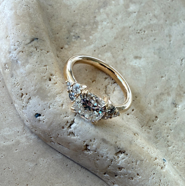 Cushion CARLOTTA Verlobungsring - MONANO Schmuckmanufaktur