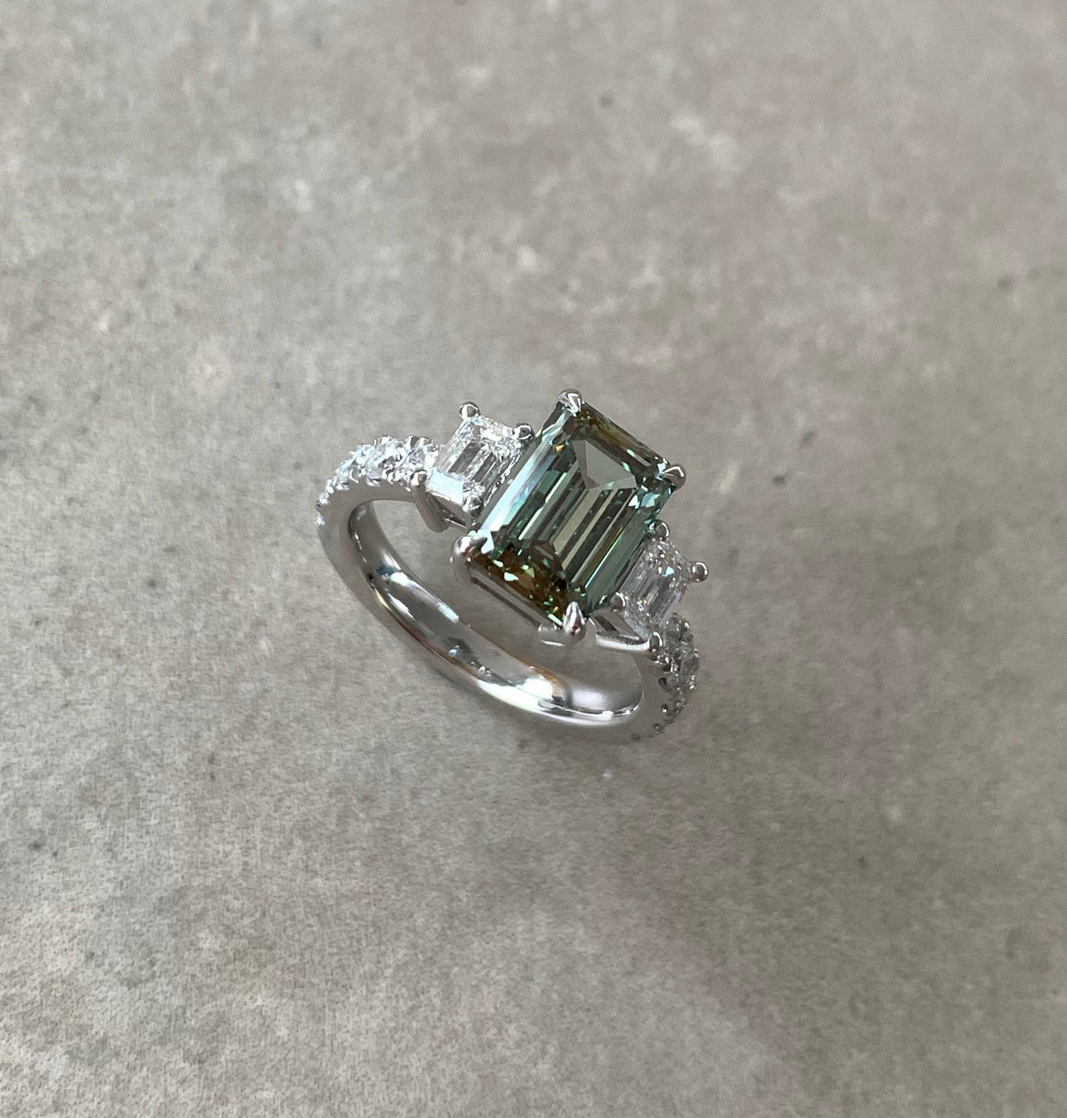 Verlobungsring Gold Platin Diamantring Monano Schmuck Ophelia Emerald ...